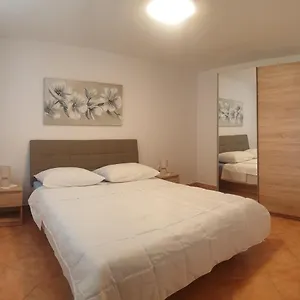 Apartman Tuzlak, Povile